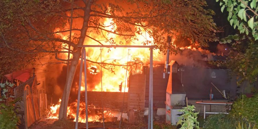 Brand eines Gartenhauses