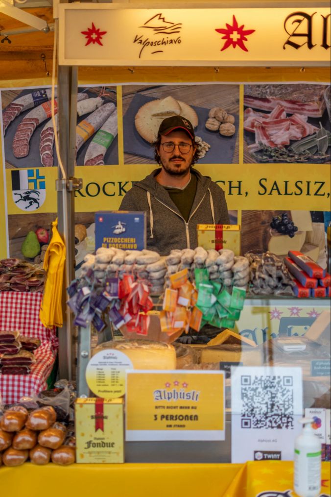 Benedicht Veraguth mit seinem Käsestand.