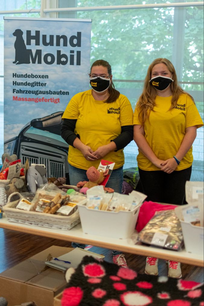 (v.l.): Gaby und Victoria Keller von Hund Mobil.