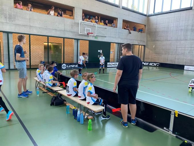 Coach Buccarello und die D3 Kids. UHC Lenzburg