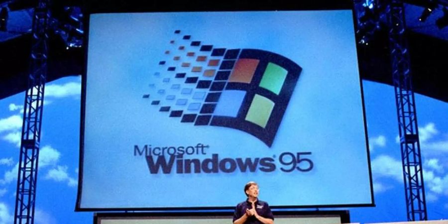 Microsoft-Gründer Bill Gates stellt in den USA das Betriebssystem Windows 95 dem Publikum vor. Foto: DB/dpa