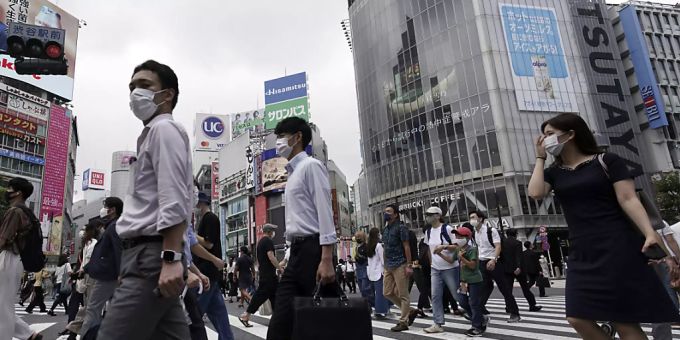Passanten überqueren eine Strasse in dem Stadtbezirk Shibuya. (Archivbild) japan