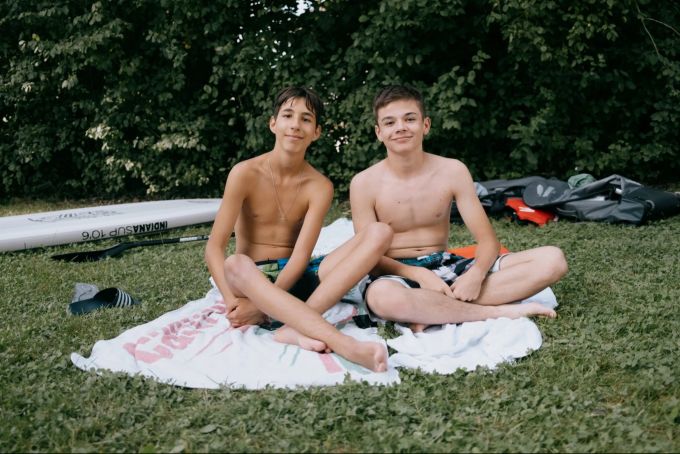 Diogo (links) bringt Jamye den Umgang mit dem Stand-Up-Paddle bei.