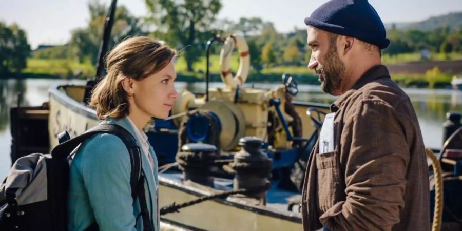 Szene von «Ein Sommer an der Moldau»: Tomasz (Marco Cindric) begrüsst Sophie (Alina Levshin) zur Moldau-Kreuzfahrt. Foto: Stanislav Honzik/ZDF/dpa