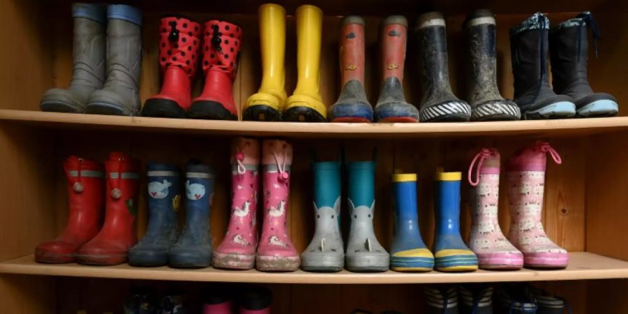 Gummistiefel in einer Kita