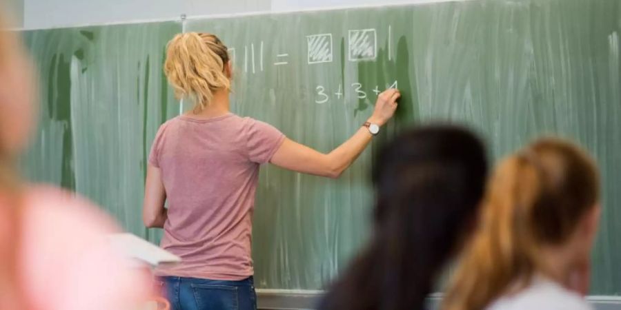 In einer Umfrage sprach sich die Mehrheit für ein Werbeverbot an Schulen aus. Foto: Julian Stratenschulte/dpa