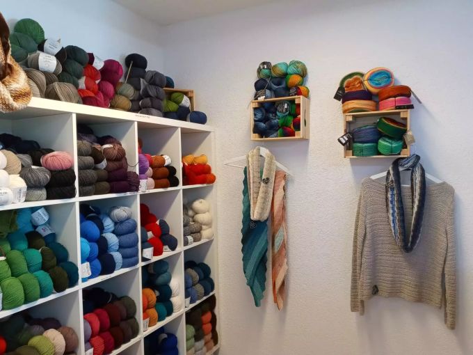 Eine farbenfrohe Auswahl in der Strickbar. Strickbar Unterlangenegg