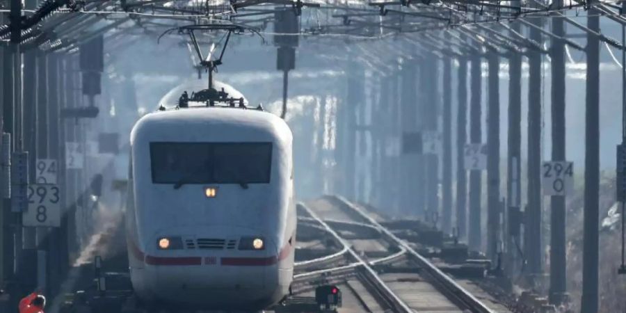 Bundesweit ist etwa jeder 20. Kilometer Eisenbahnstrecke nicht mit schnellem mobilen 4G-Internet (LTE) abgedeckt. Foto: Jan Woitas/dpa-Zentralbild/dpa