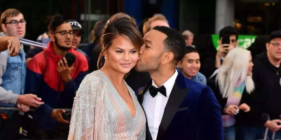 Model Chrissy Teigen und John Legend bei der Verleihung der GQ Men of the Year Awards 2018. Foto: Ian West/PA Wire/dpa