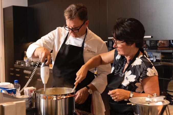 Purieren und abschmecken. Die Kürbissuppe ist beinahe fertig.