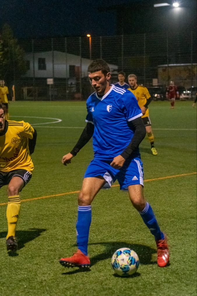 Leonardo Pasqualicchio hat den Ball.