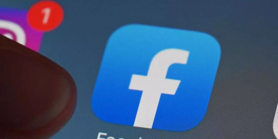 Die Facebook App auf einem Smartphone. Foto: Uli Deck/dpa