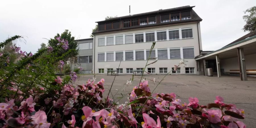 Das Schulhaus Hagacher in Mönchaltorf.