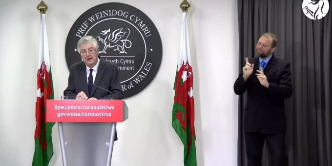 Mark Drakeford (l), Regierungschef von Wales, spricht bei einer Pressekonferenz zur Lage während der Corona-Pandemie. Coronavirus - Wales