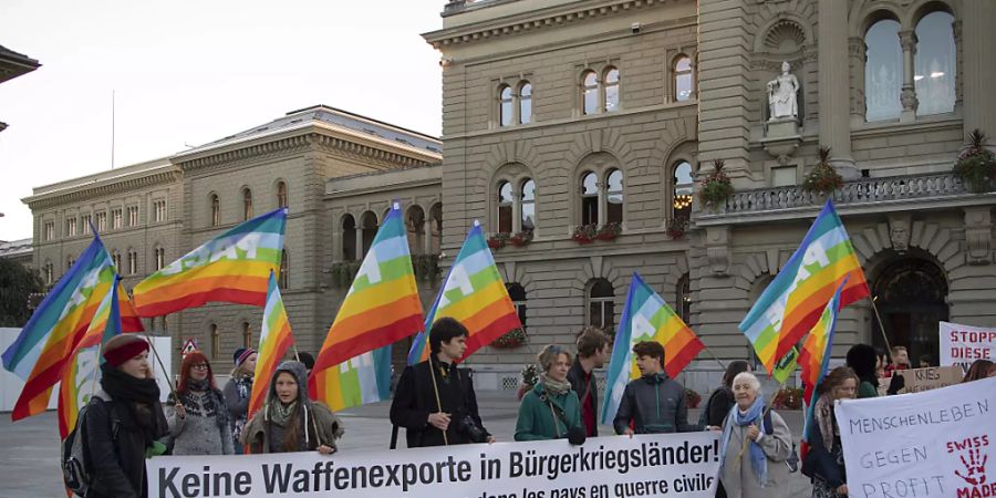 Eine Volksinitiative fordert ein Exportverbot von Waffen in Bürgerkriegsländer. Der Bundesrat möchte vielen Anliegen der Initianten mit einem indirekten Gegenvorschlag entsprechen. (Archivbild)