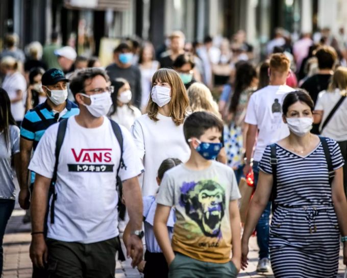 Die Niederlande leidet unter einem grossen Zustrom von Touristen. An vielen Orten kann der Mindestabstand nicht mehr eingehalten werden. Niederlande Maske Touristen