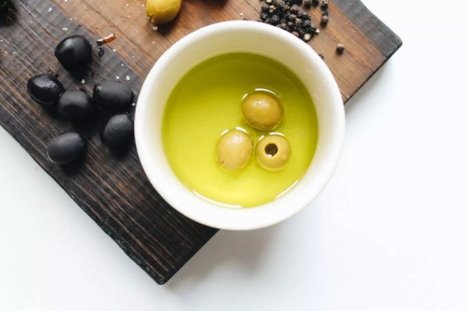 Olive in Olivenöl. Olivenöl