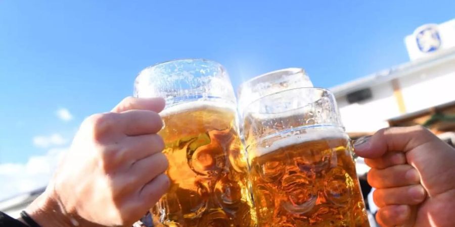 In Deutschland liegt der Bierkonsum bei jährlich rund 100 Litern pro Kopf. Foto: Felix Hörhager/dpa