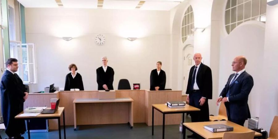 Rechtsanwalt Andreas Schoemaker (l), Vertreter des ehemaligen AfD-Fraktionsvorsitzenden Kalbitz, Alexander Wolf (r), AfD-Bundesvorstand, und der Rechtsanwalt der Partei, Joachim Steinhöfel (2.v.r) stehen vor dem Richter am Landgericht zu Beginn der Verhandlung. Foto: Kay Nietfeld/dpa