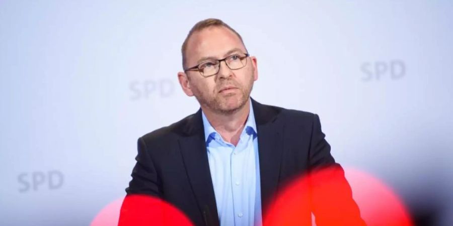 Frank Werneke, Vorsitzender der Vereinten Dienstleistungsgewerkschaft (ver.di), spricht während einer Pressekonferenz im Rahmen einer Klausurtagung des SPD-Parteivorstandes zu den anwesenden Journalisten. Foto: Gregor Fischer/dpa