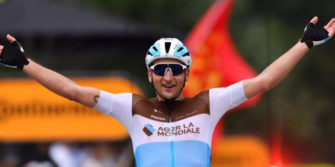 Etappensieger Nans Peters vom Team ag2r La Mondiale fährt über die Ziellinie. Nans Peters
