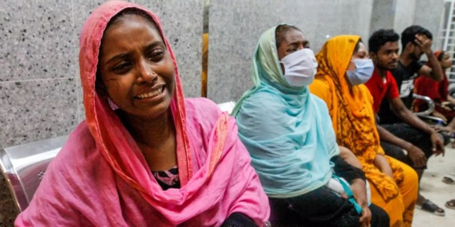 Angehörige eines Opfers in einem Krankenhaus in Dhaka
