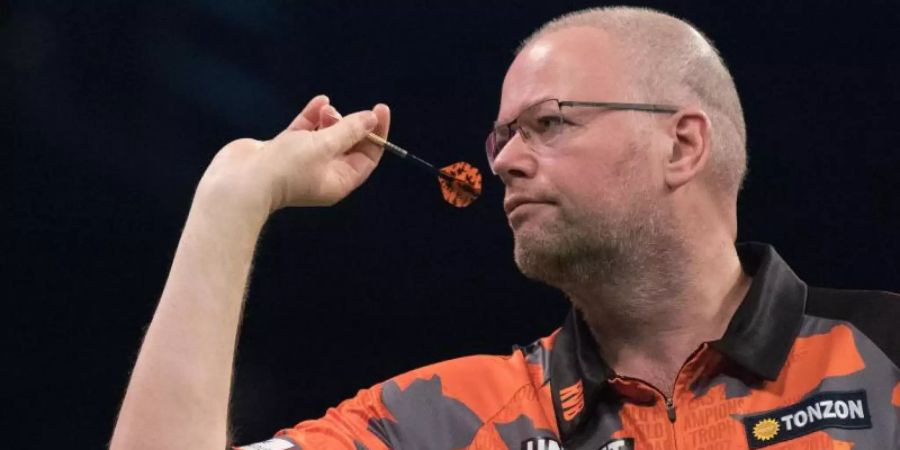 Rücktritt vom Rücktritt: Dartprofi Raymond van Barneveld will wieder mitspielen. Foto: Jörg Carstensen/dpa