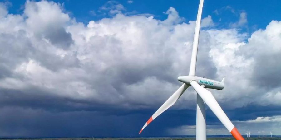 Eine Windenergieanlage des Herstellers Siemens steht auf einem Feld im Landkreis Oder-Spree im Osten des Landes Brandenburg. Foto: Patrick Pleul/dpa-Zentralbild/dpa