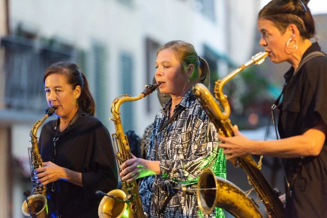 Annette Kitagawa (ganz links) spielt Alt- und Sopransaxophon.