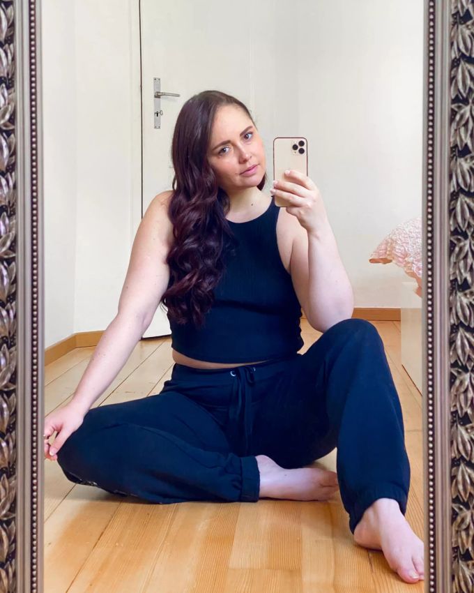 Body Positivity: auch ohne Retusche oder Filter Frau im Spiegel
