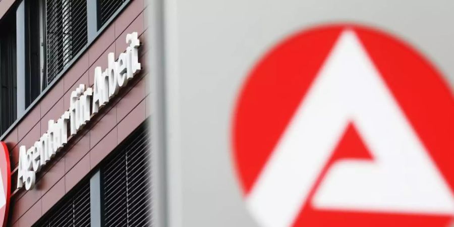 Gebäude der Agentur für Arbeit. Die Einschränkungen der Corona-Pandemie treiben die Arbeitslosenzahlen in Deutschland in die Höhe. Foto: Oliver Berg/dpa