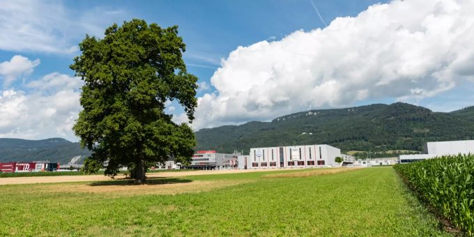 Die Ortschaft Härkingen ist geprägt von Landwirtschaft und Industrie. Mitten durch Härkingen führt die A1. Beim Härkinger Kreuz verzweigen die A1 Bern-Zürich und die A2 Basel-Luzern. Im Bild: Emil Frey AG. Die Ortschaft Härkingen ist geprägt von Landwirtschaft und Industrie. Mitten durch Härkingen führt die A1. Beim Härkinger Kreuz verzweigen die A1 Bern-Zürich und die A2 Basel-Luzern. Im Bild: Emil Frey AG.