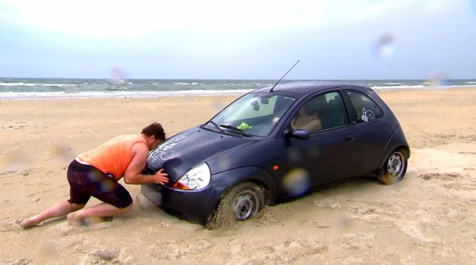 «Schwiegertochter gesucht»: Philipp versucht den Wagen zu befreien. «Schwiegertochter gesucht»