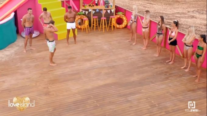 «Love Island»: Henrik auf der Suche nach einer Kusswilligen. «Love Island»