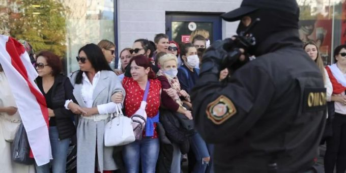 Trotz Gewaltandrohung durch die Polizei in Belarus (Weissrussland) haben sich Frauen in Minsk zu einem neuen Protestmarsch gegen Staatschef Lukaschenko versammelt. belarus
