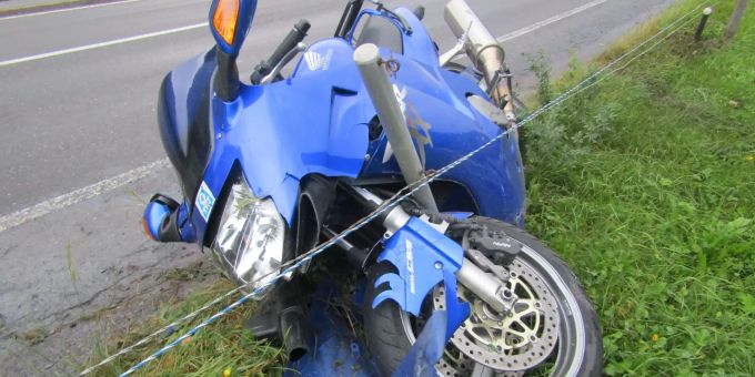 Der Töff nach dem Unfall. Glarus