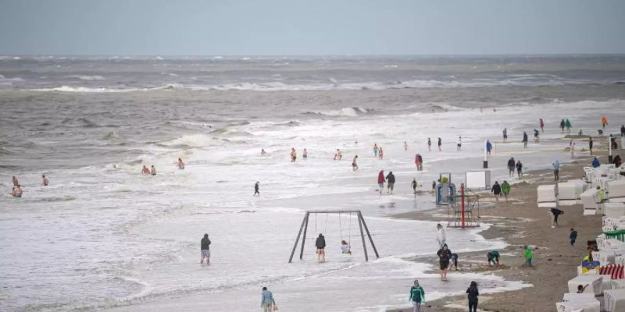 Raues Wetter auf der Nordseeinsel Baltrum. Sturmtief «Kirsten» verursachte aber weniger Schäden als befürchtet. Foto: Sina Schuldt/dpa