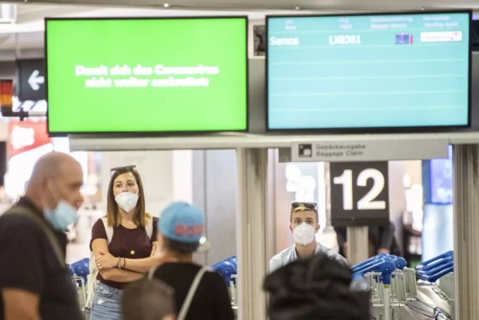 Eine Meldung zeigt die obligatorische Quarantäne bei der Einreise aus bestimmten Ländern an, bei der Ankunft am Flughafen Zürich, aufgenommen am Mittwoch, 5. August 2020. Flughafen Zürich Quarantäne