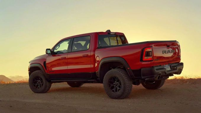 Mit 712PS zeigt der Dodge RAM 1500 TRX so manchem Sportwagen die Rückleuchten. Dodge RAM 1500 TRX