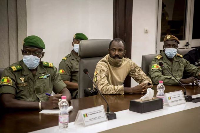Oberst Assimi Goita (2.v.r), malischer Militäroffizier und Mitglied des Übergangskomitees, sitzt im Verteidigungsministerium bei einem Treffen mit den Vorsitzenden der Westafrikanischen Wirtschaftsgemeinschaft (ECOWAS). Mali