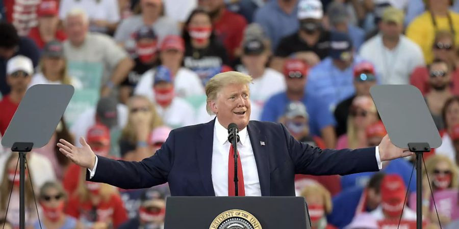 Donald Trump, Präsident der USA, spricht auf einer Wahlkampfkundgebung am Internationalen Flughafen Ocala. Foto: Phelan M. Ebenhack/AP/dpa