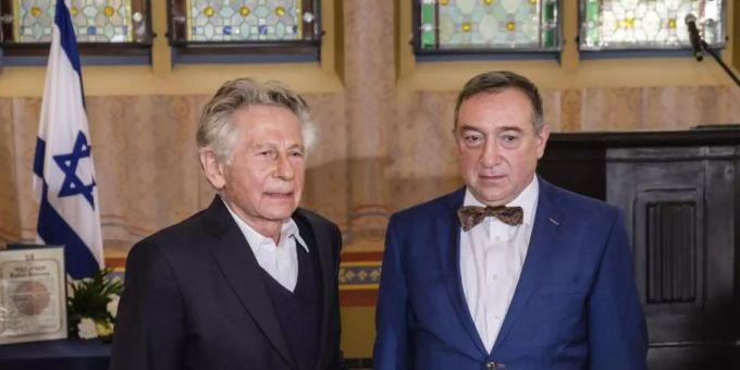Roman Polanski (l) bei der Zeremonie mit Stanislaw Buchala in Gliwice. Foto: Michal Buksa/AP/dpa Roman Polanski (l) bei der Zeremonie mit Stanislaw Buchala in Gliwice. Foto: Michal Buksa/AP/dpa