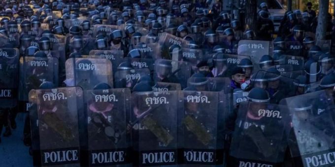 Bangkok - Thailand: Hartes Durchgreifen gegen Demokratiebewegung