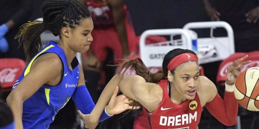 Satou Sabally (l) von den Dallas Wings im Zweikampf gegen Chennedy Carter von Atlanta Dream. Foto: Phelan M. Ebenhack/AP/dpa