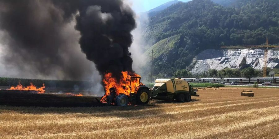 Traktor geriet beim Strohballenpressen in Brand