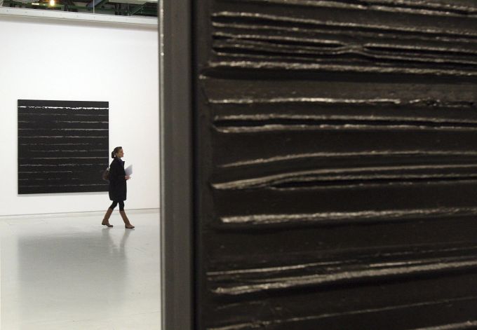 Eine Ausstellung von Pierre Soulages in Paris. pierre soulages