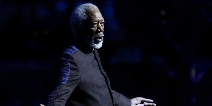 Morgan Freeman war das prominente Gesicht der Eröffnungsfeier der WM 2022 in Katar. fussball wm eröffnungsfeier