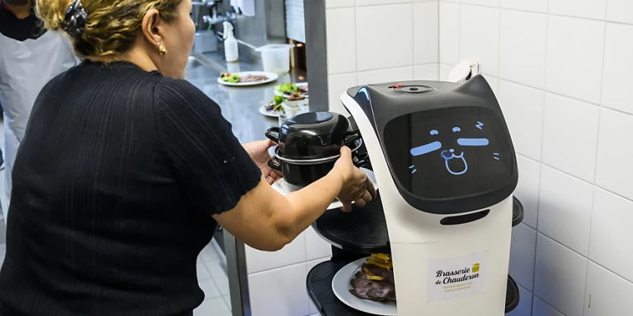 Der Roboter «Bella» hilft beim Servieren oder Abräumen.