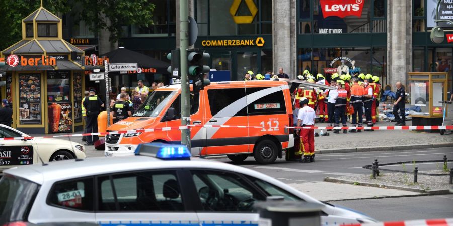 Polizei und Rettungsdienste sichern das Areal nach der Todesfahrt am Kurfürstendamm.