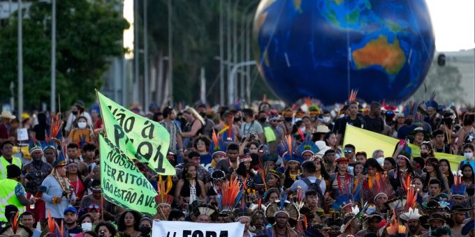 Indigene Menschen aus dem ganzen Land nehmen am 06.04.2022 an einem Protest in Brasilia teil. Indigene Menschen aus dem ganzen Land nehmen am 06.04.2022 an einem Protest in Brasilia teil.